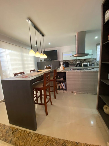 Venta Hermosa Casa Remodelada Con Piscina En Calle Cerrada Con Vigilacia Privada. Cuenta Con El Servicio De Agua Permanente.