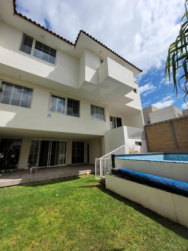 Casa Con Alberca Propia Y 4 Recámaras En Lomas De Juriquilla