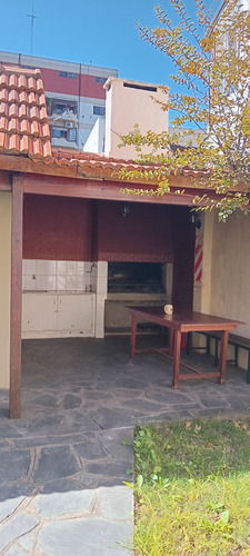 Casa Grande.centro.3 Amb. 2 Cocheras.fondo.quincho Parrilla