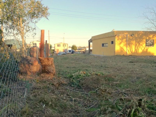 Venta. Bien Ubicada,2 Dorm. Gran Terreno,segura,dos Frentes.