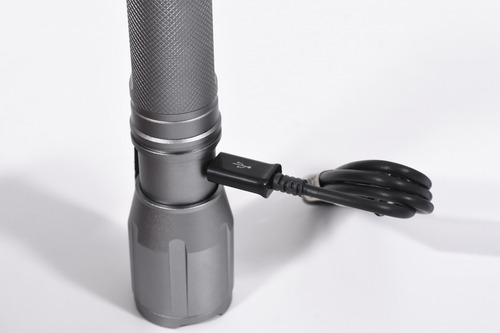 Imagen 3 de 4 de Linterna Led Cree Pila Recargable Usb 250mt Hamilton Ll35r