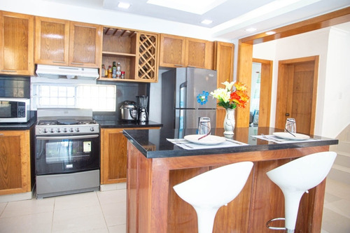Imagen 26 de 30 de Exquisita Casa En Bávaro Con Piscina Y Amueblada