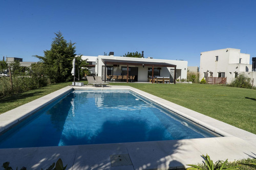 Casa En Venta, 3 Ambientes, En Barrio San Sebastián, Pilar, G.b.a Norte