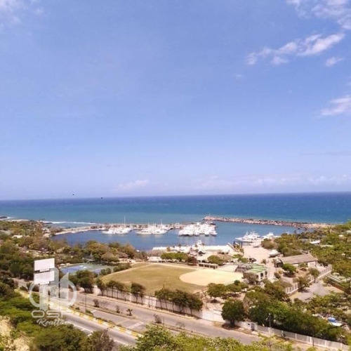 Apartamento En Venta En Playa Grande. La Guaira