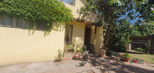 Casa 2 Pisos Amplia , 5 Dormitorios , 3 Baños , Living , Com