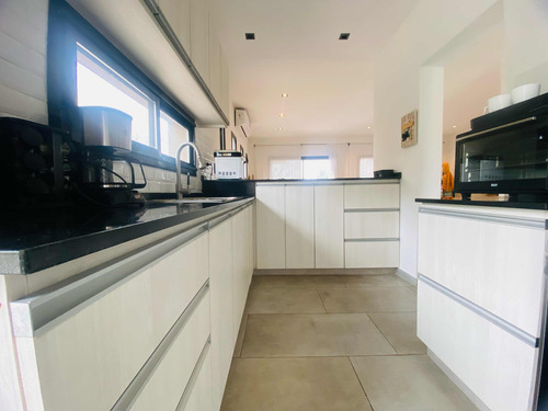 Venta De Excelente Casa. Barrio Santa Elena, Pilar Del Este