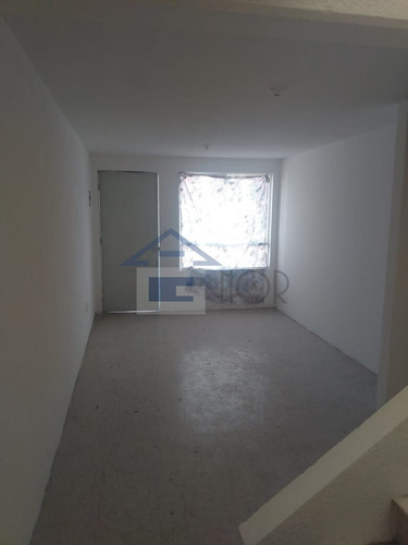 501.b1.vr.3. Casa En Heroes De Tecámac Ii Con 2 Recamaras 1 Baño, Cajon De Estacionamiento Tambien Cuenta Con Dos Niveles, Patio Trasero , Buena Ventilación E Iluminación Con Supermercados Cercanos
