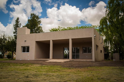 Casa En Venta - 2 Dormitorios 1 Baño - 1.144mts2 - Posadas De Los Lagos, Coronel Brandsen