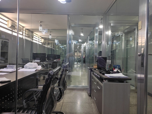 Se Venden 2 Locales Comerciales En La Avenida Bolívar Sur ( Av. Las Ferias) En El Edificio Impera . Minerva K