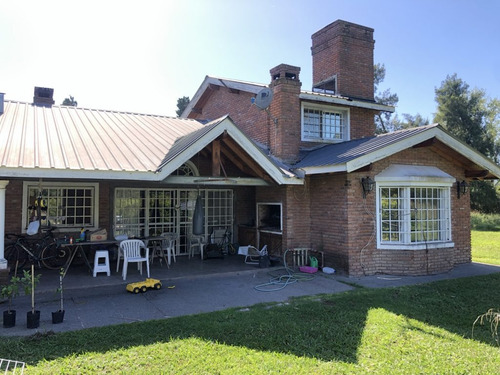 Excelente Casa Quinta En Barrio Los Laureles