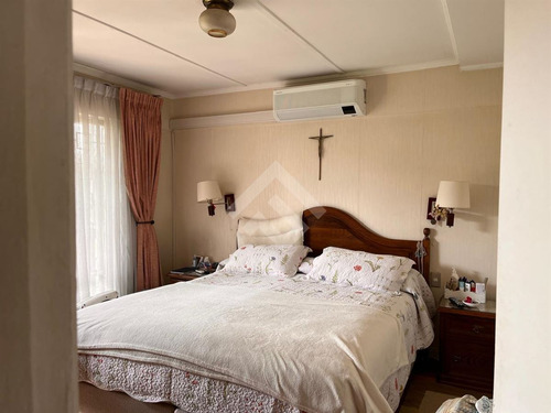 Casa En Venta De 5 Dorm. En Ñuñoa