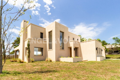 Linda Casa A Estrenar En Barrio Privado Id 5373