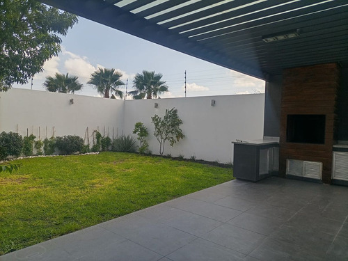 Se Vende Residencia En Cumbres Del Lago, Gran Jardín, 3 Reca