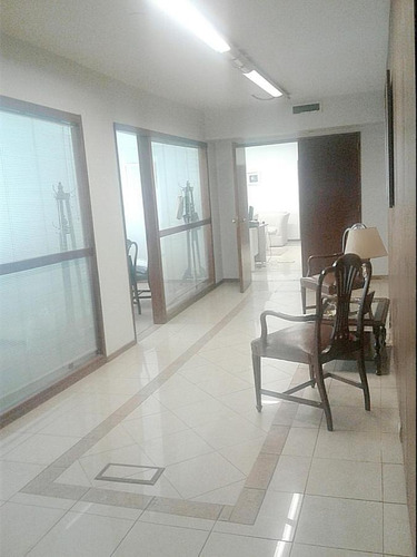 Imagen 7 de 23 de Venta De Oficina En La Zona De Tribunales Muy Grande Con 5 Despechos Muy Amplia Y Reciclada A Nuevo