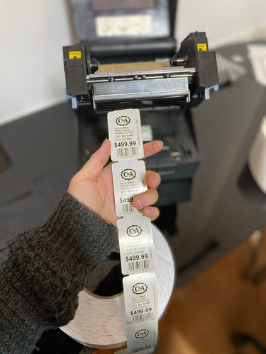 Imagen 4 de 9 de Etiqueta Colgante Para Ropa 38x64 Mm Rollo 1,500 Pzas C3