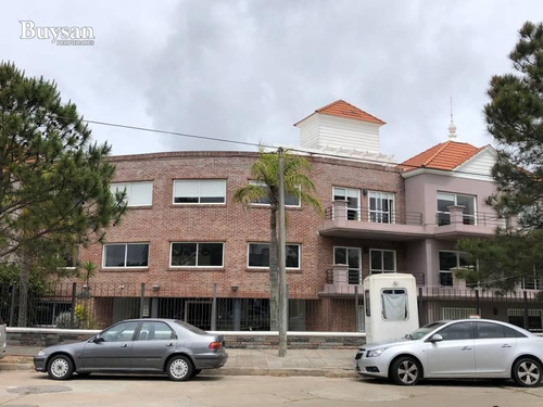 Alquilamos Oficinas En Carrasco, Varias Opciones, Amplios Metrajes, Montevideo, Uruguay