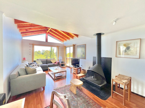 Venta De Interesante Casa A Pasos De Todo, Cachagua