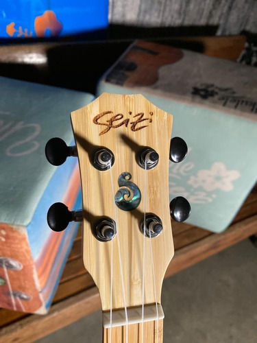 Imagem 2 de 9 de Ukulele Seizi Bali Concert Elétrico Solid Bamboo