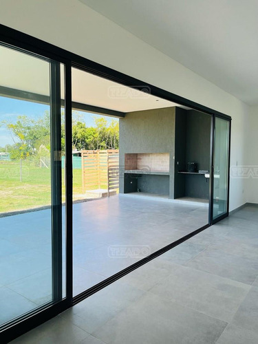 Casa En Venta En Santa Elisa, Pilar Del Este, Pilar