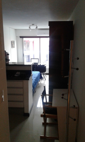 Monoambiente Al Frente En 18 De Julio Con Garaje. 094461229