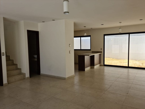 Se Vende Casa Enel Refugio, 3 Habitaciones, Estudio, Construcción A Tabique Rojo