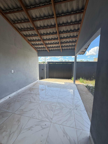2 Quartos, 1 Sala, 1 Garagem, 1 Cozinha, 1 Sala E 1 Área
