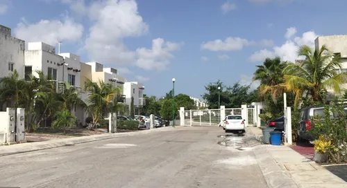 Cancun Hermosa Casa En Porto Pisa, Excelente A 25 Min De Las Hermosas Playas De Cancún, Plazas Comerciales, Escuelas, Centros Turísticos Y De Trabajo. Condominio Privado Acceso Controlado
