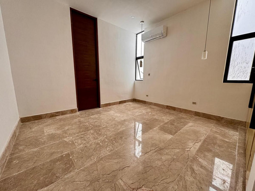 Casa En Venta De 4 Recamaras En Privada Ubicada En Xcanatun