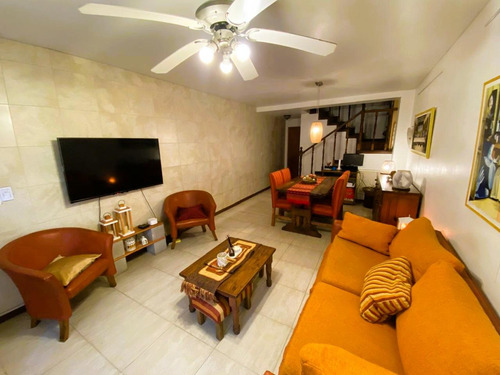 Triplex En Venta 5 Amb Con Cochera, Jardin, Pileta Y Parrilla / Permuta / Apto Credito