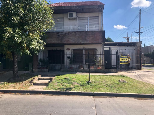 Casa En Venta En Isidro Casanova