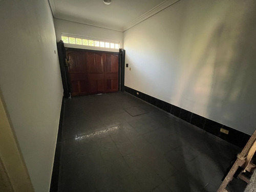 Casa De 4 Ambientes Con Garage Muy Buena Ubicación Y Excelente Estado.