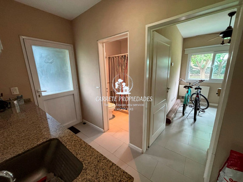 Casa En Venta Los Jazmines De 3 Dormitorios Y Dependencia. Pilar Del Este.