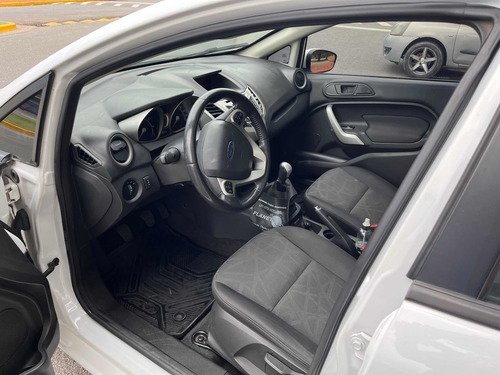 Imagen 15 de 19 de Ford Fiesta 1.6 Kinetic Titanium