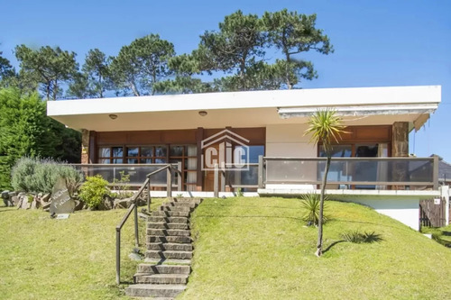 Cómoda E Iluminada Casa En Venta, Mansa- Punta Del Este