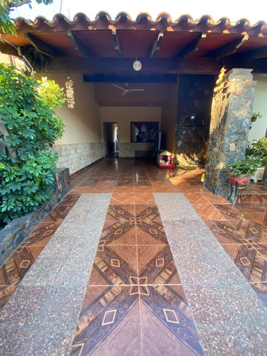 Amplia Casa Con Patio
