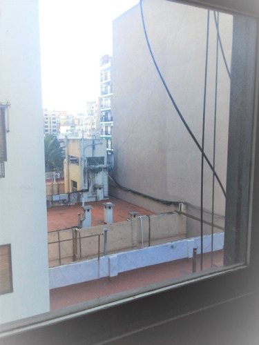 Imagen 17 de 30 de Amplio Departamento De 6 Ambientes Con Dependencia Al Frente Con Balcón