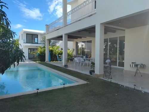 Casa En Alquiler En Punta Cana Village, 4 Habitaciones, Tota
