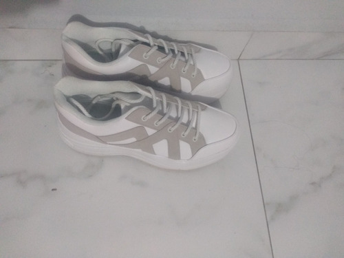 tenis blancos bershka