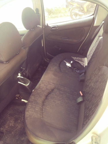 Imagem 3 de 6 de Carro