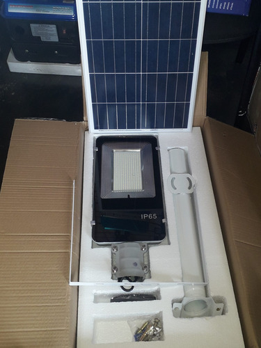 Imagen 4 de 5 de Luminarias Led Con Panel Solar Y Control Remoto 100 Y 200w.