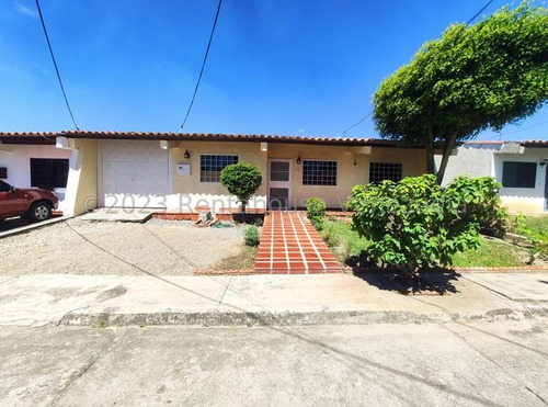 Raiza Suarez Vende Casa En Villas Santa Lucia, Urbanismo Cerrado Yaritagua, A Solo 10 Minutos De Barquisimeto, La Opción Perfecta Para Ti,  Fácil Acceso A Todos Los Servicios Y Comercios. 2  3   22337