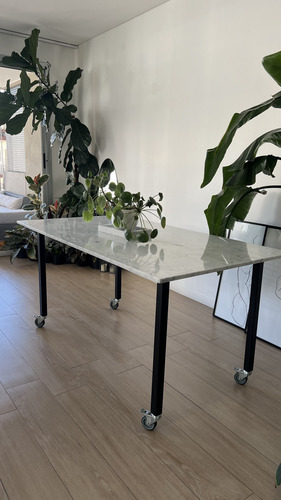 Mesa Comedor Con Tapa De Mármol Y Patas De Hierro Con Ruedas
