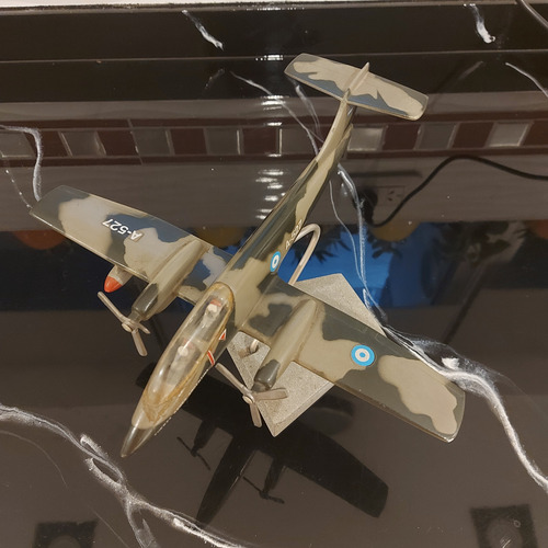 Avion De Coleccion Fuerza Aerea Pucara Con Base. 29cmx29cm Verde Musgo (Usado)