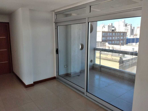 Imagen 10 de 14 de Vendo Inmueble Compuesto Por 1 Cochera, 2 Locales Y 5 Deptos