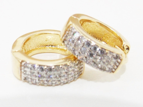 Imagem 8 de 9 de Brinco Com 24 Zircônias Argola Pequena Folheado Ouro
