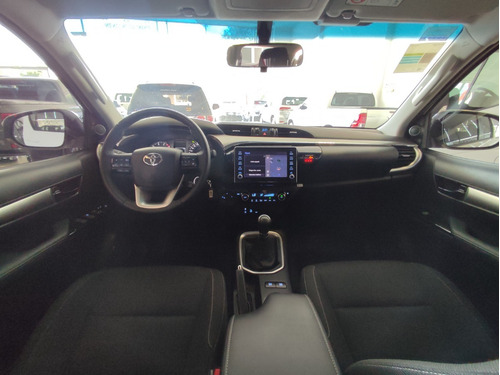 Imagen 14 de 18 de Toyota Hilux Srv 2.8 4x4 Mt