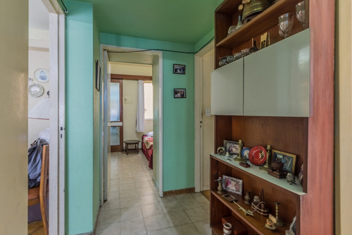 Venta Departamento A Reciclar Semipiso 3 Ambientes Con Dependencia, Balcón Y Baulera.