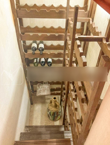 Venta De Casa En Punta Carretas, 3 Dormitorios, 3 Baños, 1 Suite Enorme Con Jacuzzi Y Estufa A Leña, Barbacoa, Terraza Y Ventanales Con Vista Mar. Son 202 M2 En Tres Niveles. Patio, Jardin. Sin Garaje