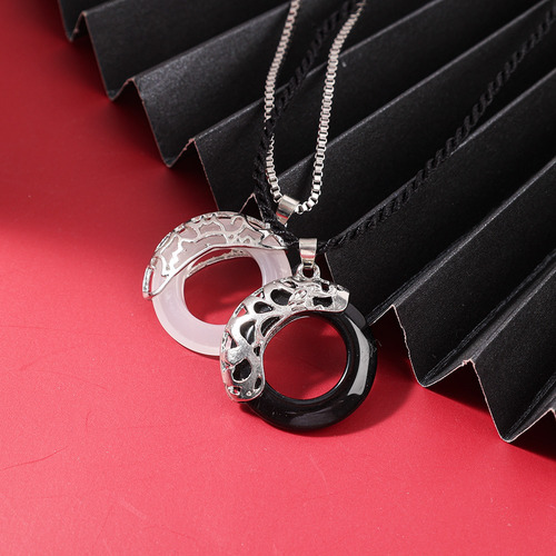 Colar De Casal Com Pingente Redondo Preto E Branco Com Pinge