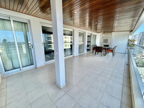 Apartamento En Venta De 2 Dormitorios En Icon Tower, Punta Del Este.